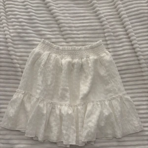 Volangkjol - Vit volang kjol som jag aldrig använt