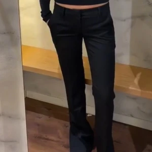 Low waist bootcut kostymbyxor bikbok  - Säljer dessa såå fina kostymbyxorna från bikbok 💓💓