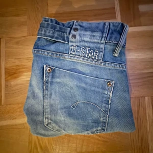 Low waist jeans från G-Star - Säljer ett par snygga low waist jeans från G-Star i storlek 28/32 passar (XS-S) midjemått: 40cm, innerbenslängd: 77cm🤗