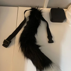 Svans - Säljer en ny svans som har ett bälte och som är strechigt. Svansen är i färgen svart med en vit topp. Svansen kan man ändra form på hur man vill❤️