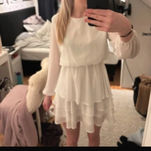 Vit klänning med volanger - perfekt till student eller skolavslutning 