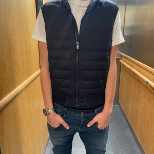  Dunväst från Massimo Dutti - Säljer en tvär fet väst från Massimo dutti perekft för våren eller under jacka. Storleken är M men är liten i storleken och passar S bättre. Skriv vid några frågor. Priset är ej hugget i sten