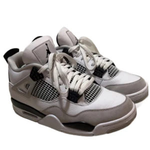 Military black Jordan 4 - Stilrena äkta Jordan 4s som har blivit för små. Storlek US 9.5/ 43. Köpta på Stock X. Skickar självklart bild på digitalt kvitto vid intresse! Pris kan diskuteras vid snabb affär🙌 Nypris ~ 3900 när jag köpte dem, ligger ute för 4-5k. Priset är så lågt för jag vill bli av med dem! 