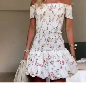 SÖKER: vit blommig offshoulder klänning, kolla profil för det som säljs - Kolla profil för det som säljs. detta söker jag en söt vit klänning med blommigt mönster och offshoulder från H&M.     Söker i XS    Priser diskuteras om💕