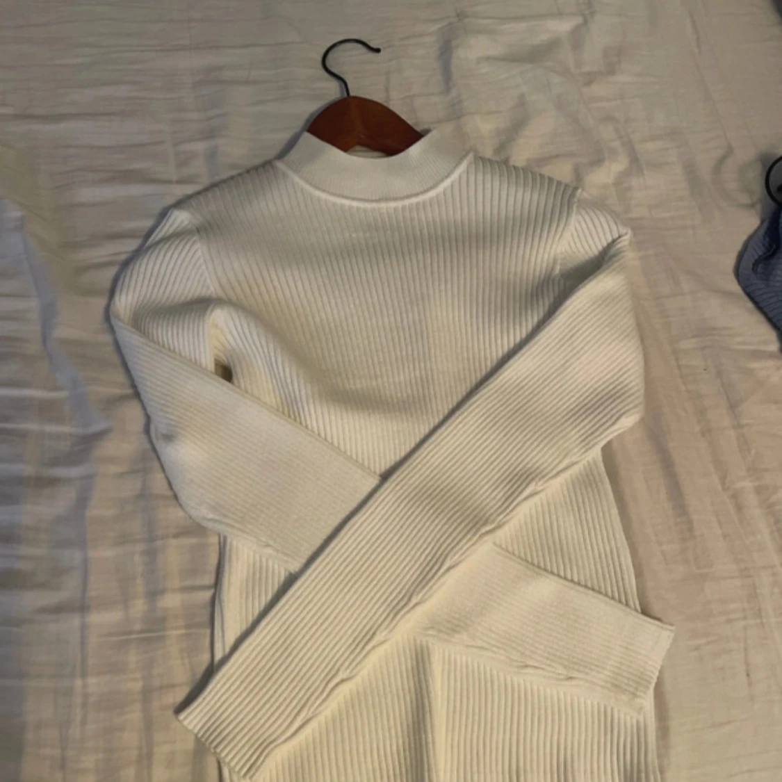 Vit ribbad polotröja