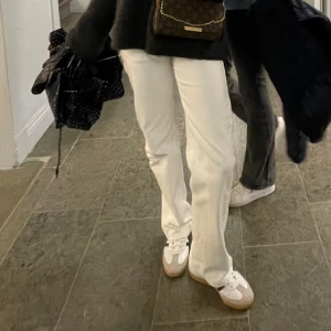 Vita mid rise jeans - Snygga vita jeans som passar perfekt nu till våren å sommaren 💖💖💖💖 25/32!!