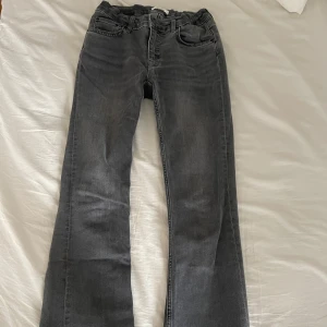 Svarta bootcut jeans - Säljer mina gråa midrise bootcut jeans från Gina tricot i storlek 158. Jeansen är använda få gånger och är i mycket bra skick💕