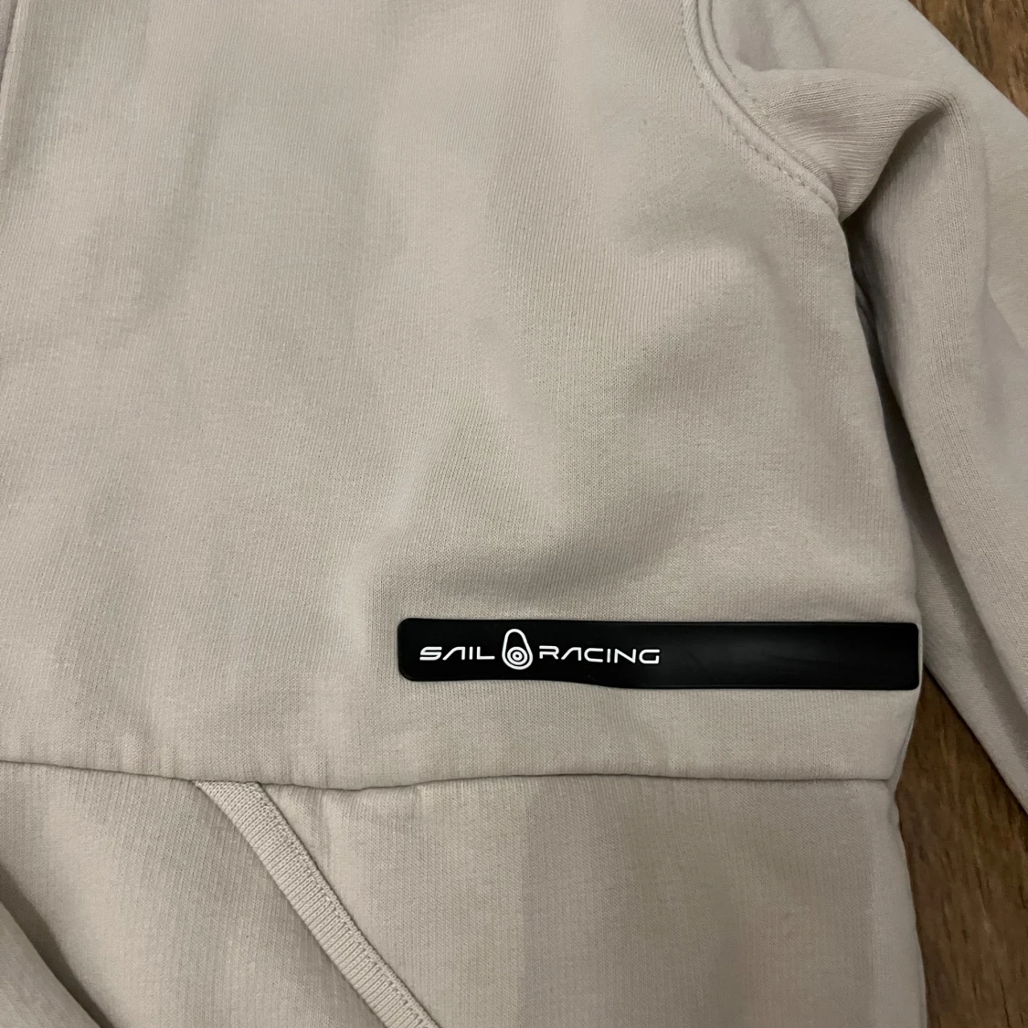 Beige huvtröja från Sail Racing - 1