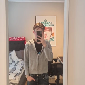 Raffe hoodie - As fet grå ralph lauren zip hoodie👔❗️.pris är diskuterbart,passar dig som är 150-165.Nypris är 1200,köptes från zalando.Skickas oftast inom 24h. // SUNDSVALL RESELL🍾