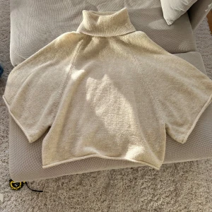 Beige polotröja från Zara - Jätte fin polotröja ifrån Zara, säljer då jag inte riktigt passar i polokrage🫣💕 Därav har den knappt används! 