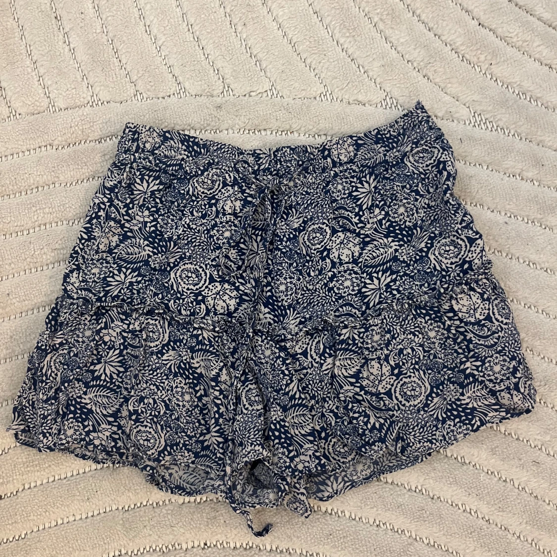 Mönstrad byxkjol i blått och vitt - 4