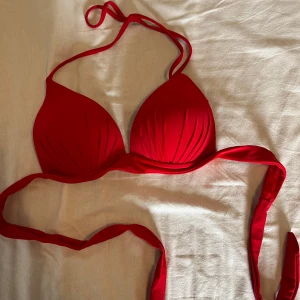 Röd bikini med knytband - Snygg röd bikini med knytband i nacken och ryggen. Använd fåtal gånger💕