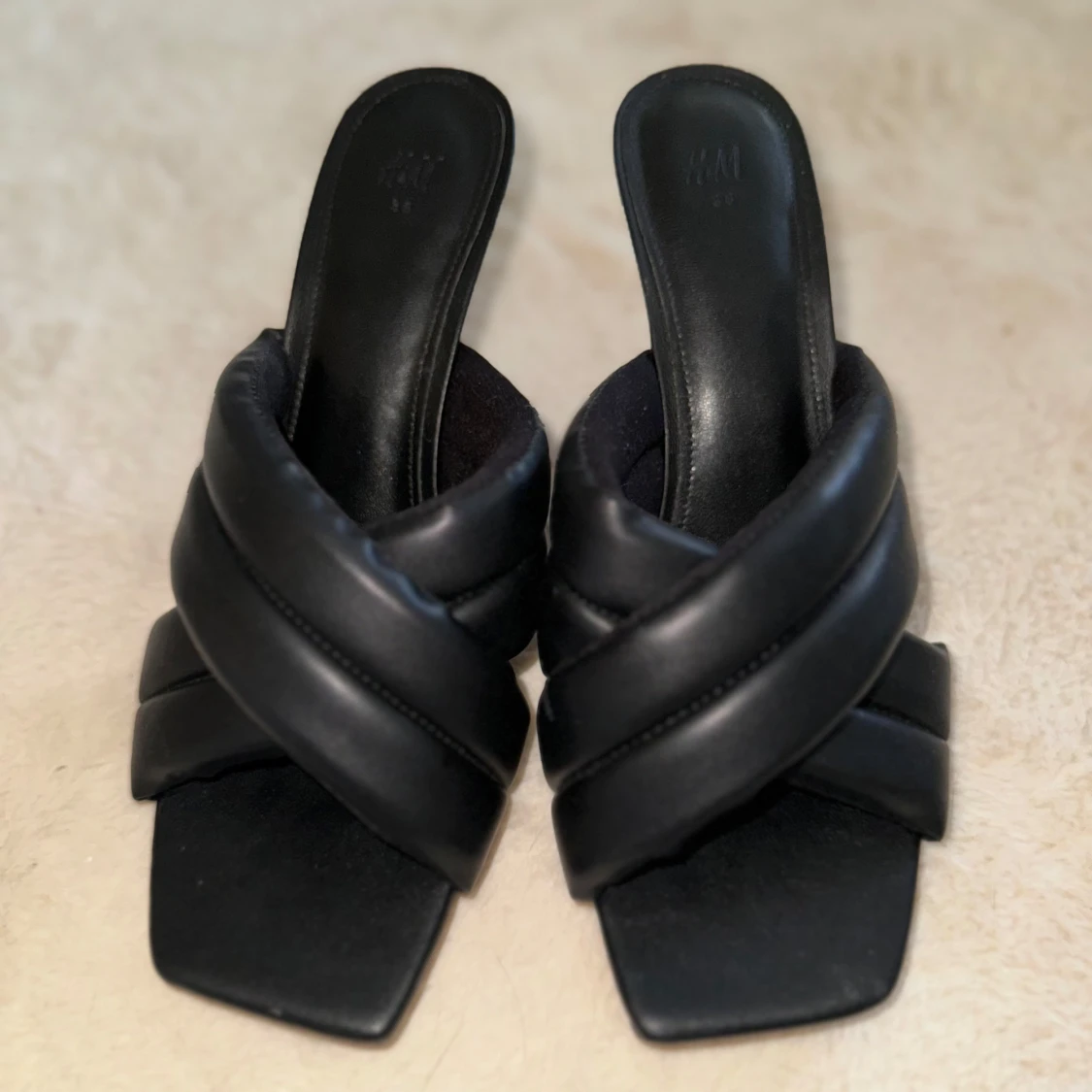 Svarta klackskor med korsade remmar - 2