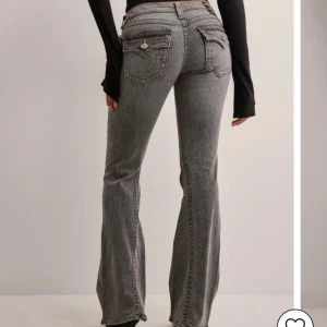 True religion jeans - Gråa low waist true religion jeans. Knappt använda. Hör av er vid frågor eller om mer bilder. Skriv innan ni trycker på köp!💕