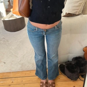 Moschino jeans - Vintage lågmidjade moschino jeans, passar mig perfekt som är xxs/xs. Köpte second hand 🤎 de är utsvängda ner till.