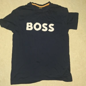 Svart t-shirt från Boss - Svart t shirt, billigare vid snabb affär