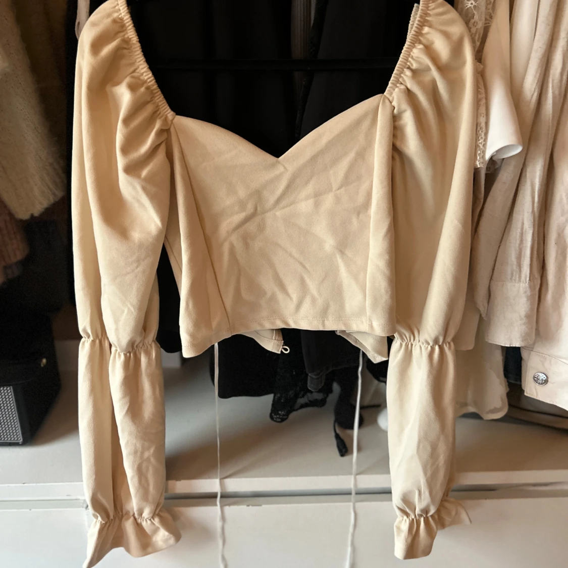Beige croppad blus med knytband