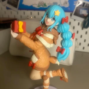 Miku figur Winter 2022 - Miku figur, specifikt Winter 2022, inga skrapor, lite svårt att få presenten att sitta på plats men funkar. Bra kvalitet!! Skriv till mig innan köp! Diskutera gärna priset med mig om du har idé.