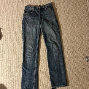 Blå mid waist jeans från Zara - Snygga blå jeans från Zara med en klassisk femficksdesign och knappgylf. De har en rak passform och jättefina på!🌸💖