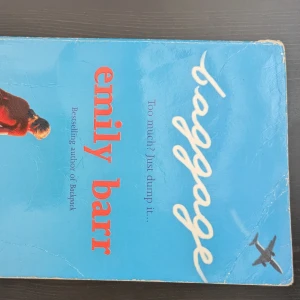 Baggage - Boken 'Baggage' av Emily Barr handlar om en kvinna som försöker fly från sitt förflutna. Med en blå omslagsdesign och en bild av en kvinna med resväskor, utforskar den teman av identitet och hemligheter. Perfekt för dig som gillar spännande och tankeväckande läsning. Boken är på engelska 