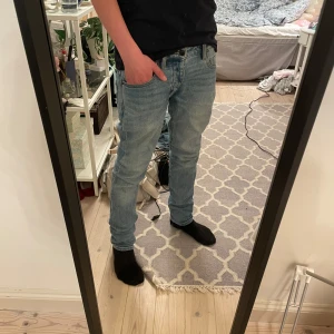 Jeans, Neuw - Säljer ett par ljusblåa Neuw Jeans i storleken W29 L32, andväda ett fåtal gånger. Det är i passformen Slim. Pris kan diskuteras, hör av er vid intresse!