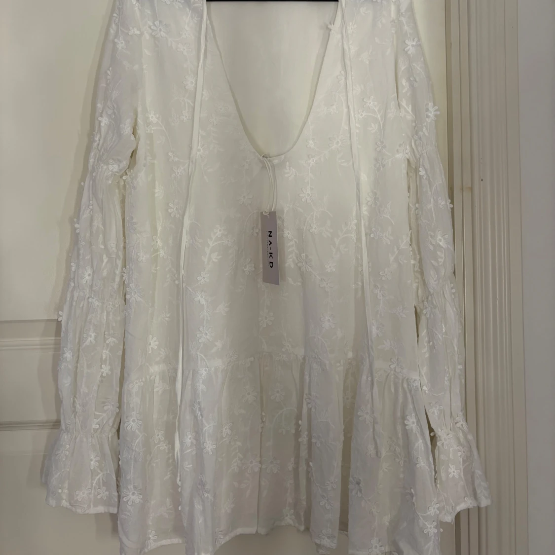 Vit blommig klänning