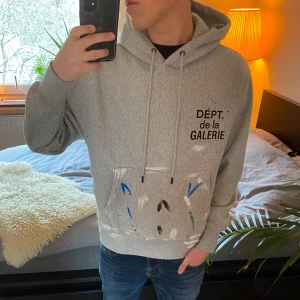 Gallery Dept Paint Splatter Hoodie - Säljer denna sjukt snygga paint splatter hoodie från Gallery Dept. Den har en stor ficka framtill och justerbar huva med snören. Perfekt för en avslappnad stil och riktigt bekväm året runt Hoodien är lite lätt oversized men sitter ändå bra till slim jeans. Tröjan är som ny och befinner sig i skicket 10/10. Priset beror på att inga kvitton finns. Tveka inte på att höra av dig vid frågor eller funderingar! ⭐️