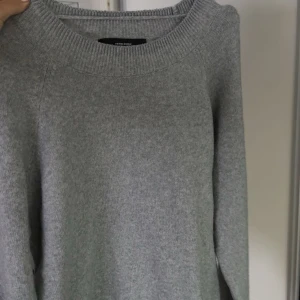 Grå tröja från vero moda - Säljer en stilren grå tröja från vero moda. Den har en klassisk rund halsringning och är perfekt för kyligare dagar. Tröjan är mjuk och bekväm, vilket gör den till ett mångsidigt plagg i garderoben. Perfekt nu när våren och sommaren att bara slänga över ett linne😇