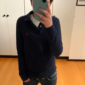 Ralph lauren pike (XS) - Säljer nu min sjukt snygga Ralph lauren pike. Den är i storlek 14-16 vilket motsvarar ungefär XS i vuxenstorlek. Modellen är 166cm lång. Den är i grymt bra skick och hör av dig vid minsta fundering.