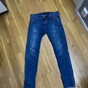 Replay jeans - Snygga blå jeans från Replay med klassisk femficksdesign och knappgylf. Perfekta för en avslappnad stil.  Säljer eftersom de har blivit för små