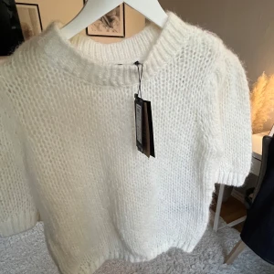 Stickad topp - jättefin stickad t-shirt från Vero Moda, helt ny och aldrig använd 🤍