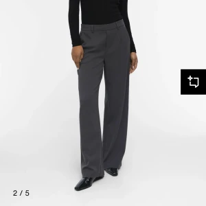 Grå kostymbyxor - Eleganta grå kostymbyxor från Lindex med hög midja och rak passform. Byxorna har diskreta fickor och hällor för bälte, vilket ger en stilren look. Har använd byxorna max två gånger och är fortfarande i bra kvalite. 