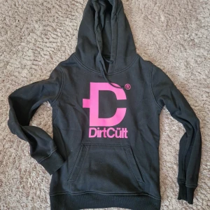 Svart hoodie från DirtCüt - Säljer en dirt cült hoodie med rosa tryck, trycket är mycket fint skick hör av er för frågor mvh Anton 