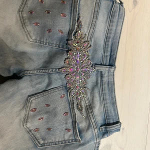 Lågmidjade jeans😍 - Snygga lågmidjade ljusblåa bootcut jeans med fina detaljer på baksidan. Jeansen är i storlek S och är i bra skick. Jag köpte jeansen här på Plick men själv har jag aldrig använt de🥰