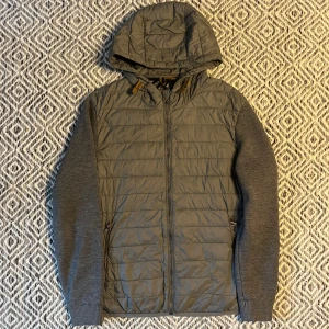 MASSIMO DUTTI CARDIGAN  - Tjena! Säljer nu denna Massimo Dutti Cardigan! |  Skick 9/10 mycket bra | Fläckar (bild 3,4) syns inte vid användning! | Nypris slutsåld | Mitt pris 799kr! | Postas eller möts upp i Gävle!