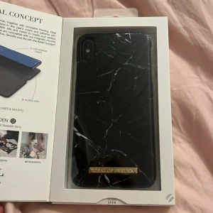 Svart marmorerat mobilskal från iDeal of Sweden - Snyggt svart marmorerat mobilskal från iDeal of Sweden, designat för iPhone XS Max. Skalet har en elegant marmordesign och är både stilrent och skyddande. Perfekt för att ge din telefon en lyxig känsla.