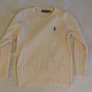 Vit stickad tröja från Ralph Lauren - Säljer nu en vit stickad polo Ralph Lauren tröja. 9/10 i skick som ny, om du har funderingar hör av dig!😊.        Storlek M men passar mer åt S