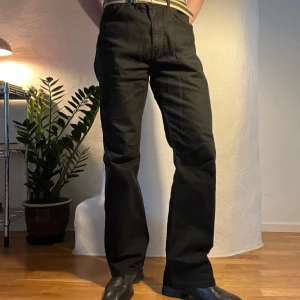 Bootcut jeans Jeanerica - Bootcut jeans från Jeanerica, modell PM007. Sitter grymt ovanpå en boot. Något högmidjade. 33 midja 34 längd. Kika gärna andra annonser, samfrakta gärna.