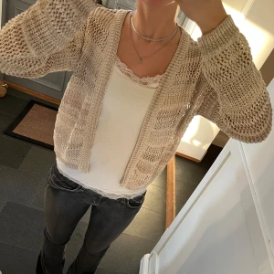 Beige stickad kofta  - Beige kofta från Tom Tailor i storlek S. Fint skick. Använd gärna köp nu!