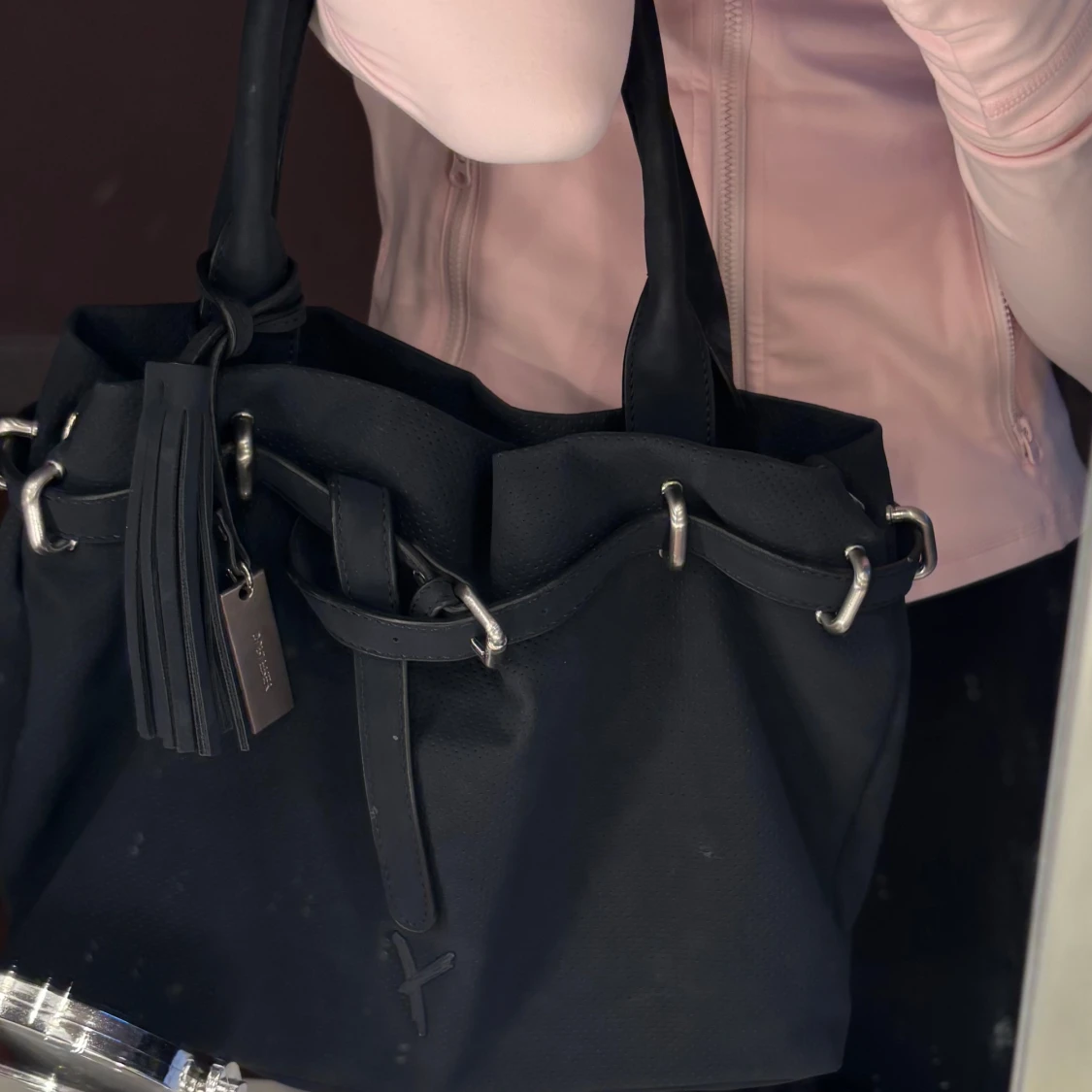 Svart axelväska med tofsdetalj - 1