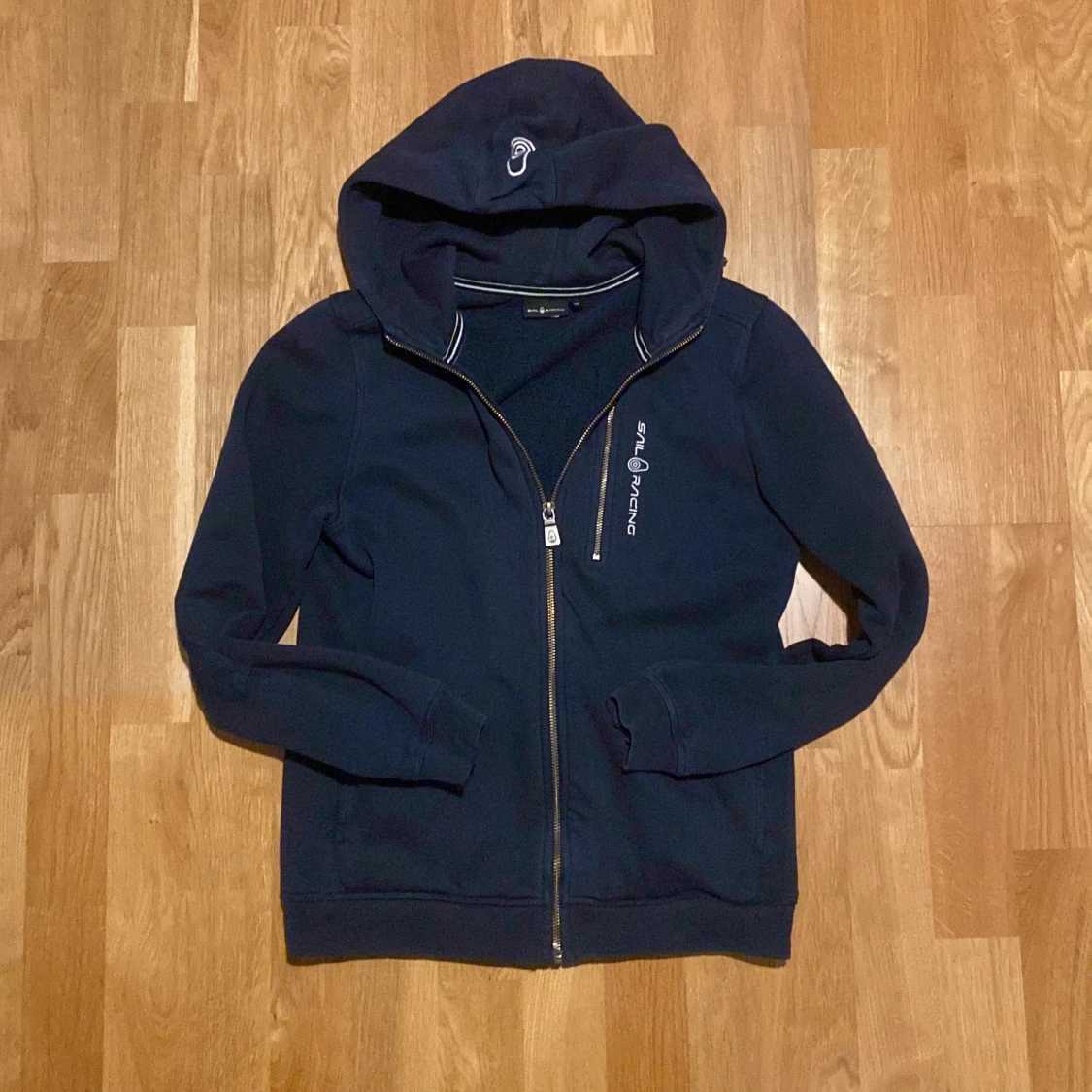 Mörkblå hoodie från Sail Racing