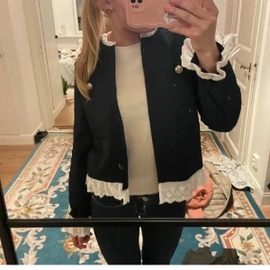 Svart kofta med spetsdetaljer - Snygg svart kavaj med unika spetsdetaljer vid ärmslut och nederkant. Gör alla outfits snyggare och super skick!💞