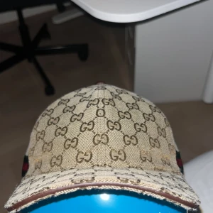 Beige keps från Gucci - Beige gucci keps. äkta, box och dustbag medföjer   Säljer pågrund av att den e för stor. Priset går att diskutera