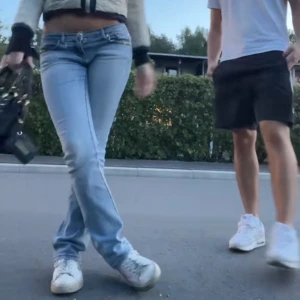 Lågmidjade jeans  - Säljer mina skit snygga low waist jeans köpta här på Plick! Har använt i cirka ett år men säljer pga att jag vill köpa ett par andra. Älskar dessa byxor, inga defekter och jätte bra kvalité! Liten i storleken, passar mig som har 36 men dessa funkar för 34 också. Köpta för 600kr.