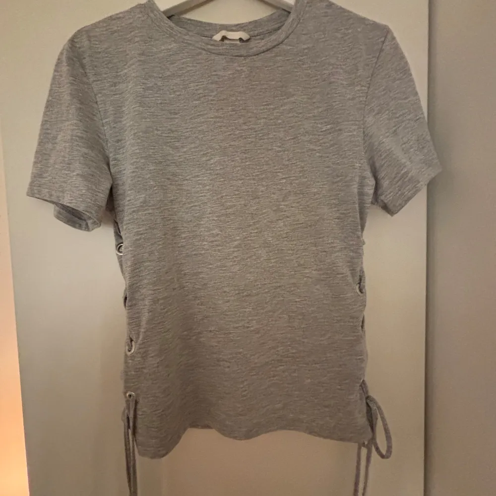 Jätte snygg t-shirt med detaljer från hm dock är den gammal så den säljs inte längre, jätte bra skick använt cirka två gånger💕 storlek xs men passar mig som har s vanligtvis.. T-paidat.