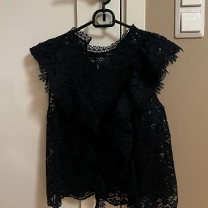 Marinblå spetsblus - Säljer en jätte populär marinblå spets blus från Zara!! 