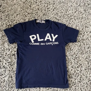 Comme des Garcons - Säljer nu denna riktigt sköna T-shirt från cdg. Dne är i storlek S men sitter som xs. Hör av er vid funderingar. Pris går att diskutera !!