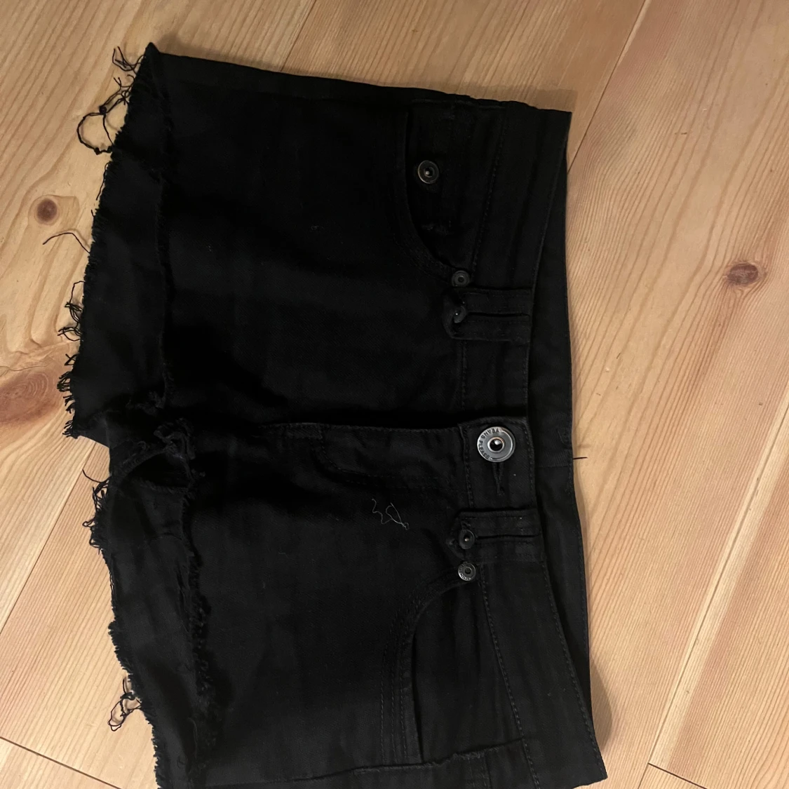 Svarta lågmidjade jeansshorts  - 1