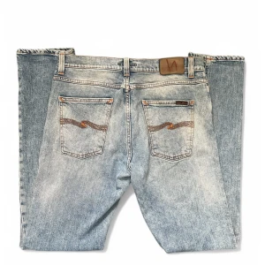 Ljusblå Nudie Jeans - Snygga ljusblå jeans från Nudie Jeans i toppskick! Mitt pris 449 kr men kan diskuteras! Skriv vid minsta fundering eller behov av fler bilder. 