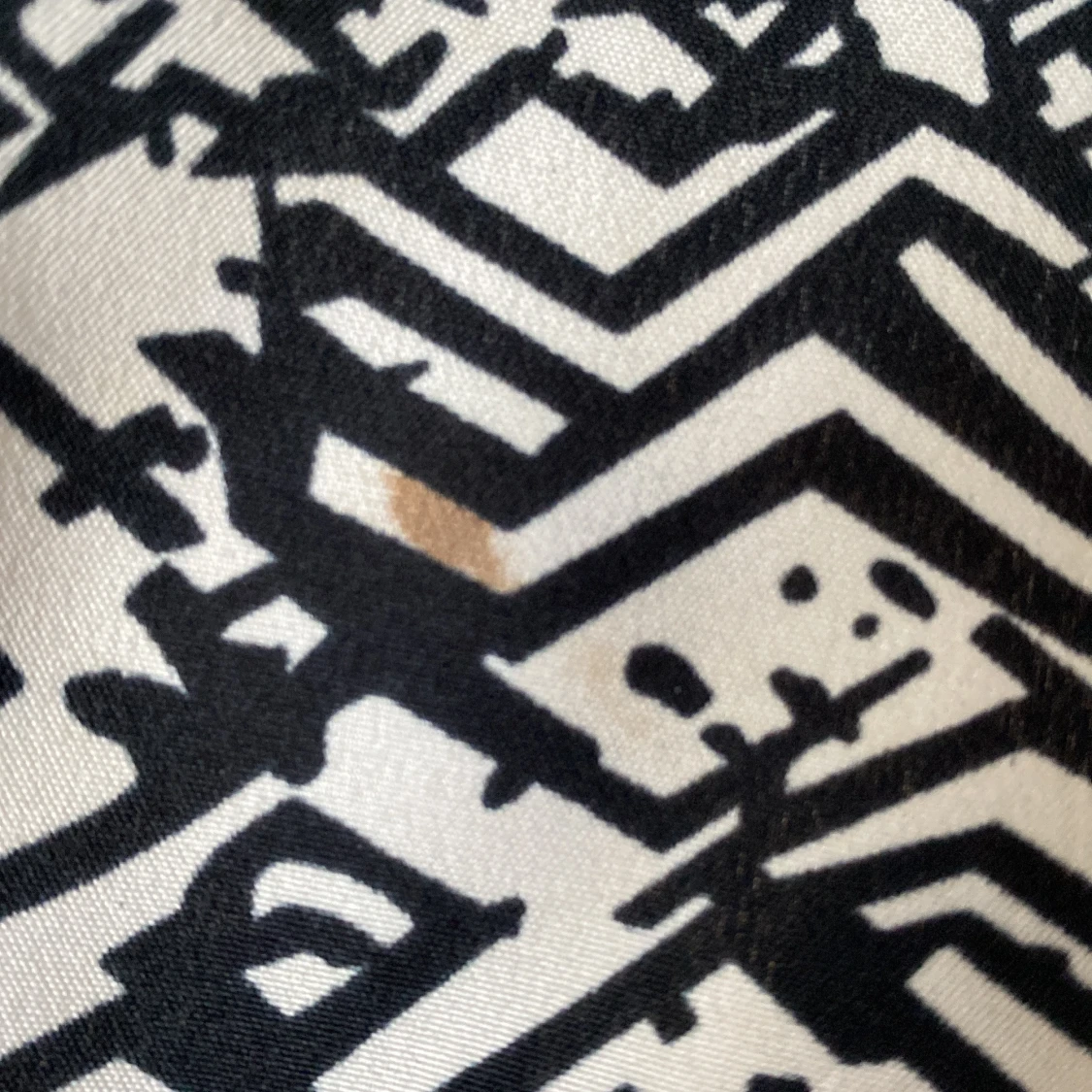 Svartvit mönstrad klänning från Miss Milla - 4